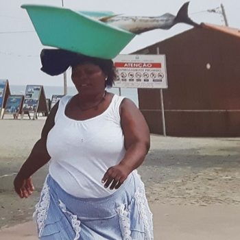 De vrouw die n grote tonijn schoon maakte op de pier