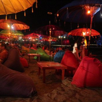 Het strand van seminyak savonds
