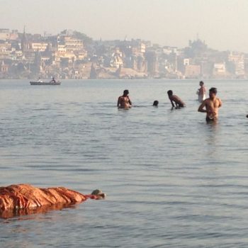 De Ganges, criminelen, kinderen, zwangere en zieke mensen worden niet gecremeerd na overlijden maar drijven in de Ganges. Terwijl andere mensen zich er wassen. 