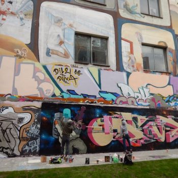 Street art kunstenaars aan het werk in Berlijn