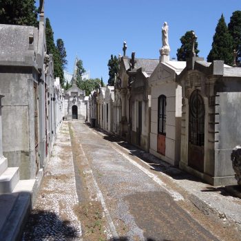 cemitério dos prazeres, met vele verlaten graven "abandonado"