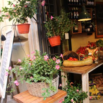 Sfeervolle entourage met Italiaanse producten bij restaurant