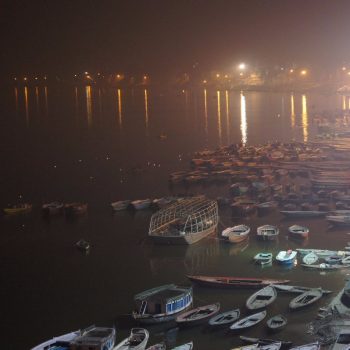 Varanasi - kaarsjes op de rivier