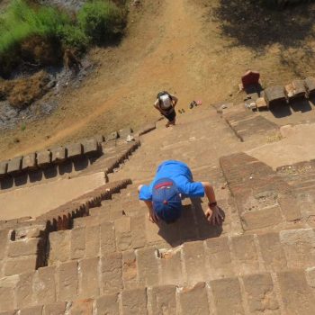 Kind en partner klimmen ook de tempel op