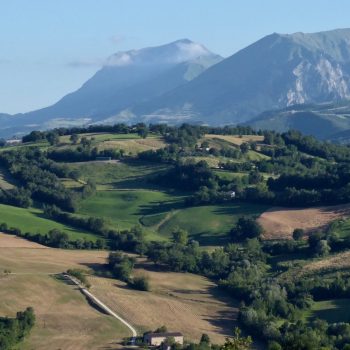 Op de achtergrond de bergen van Monte Sibillini