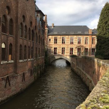 grachtje in de stad
