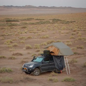 Wildkamperen in de woestijn in Iran