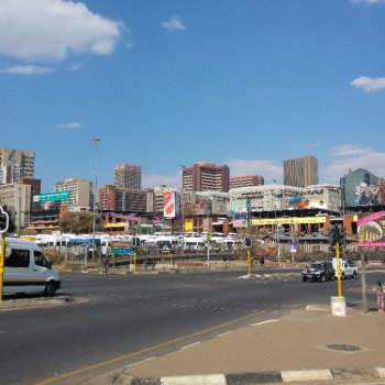 De skyline van Johannesburg, vanaf de Mandela brug