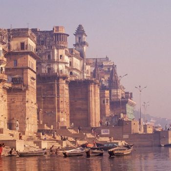 De oever van de Ganges in Varanasi