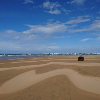 Quadrijden met uitzicht op Essaouira. Op deze stranden kan er ook op paarden en kamelen worden gereden.