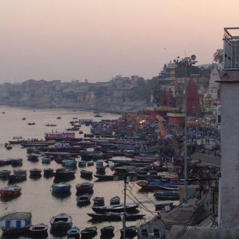 De beroemde waterkant van de Ganges