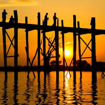 Zonsondergang bij de U Bein bridge, Amapura