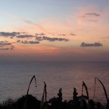 Zonsondergang tijdens de dansshow bij de Uluwatu tempel 