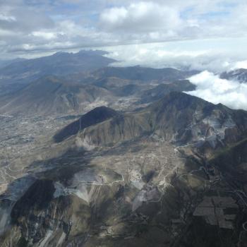 De hoofdstad van Ecuador, Quito...gelegen tussen de bergen