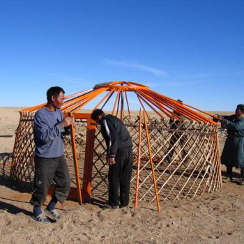 Een nomadentent wordt opgezet
