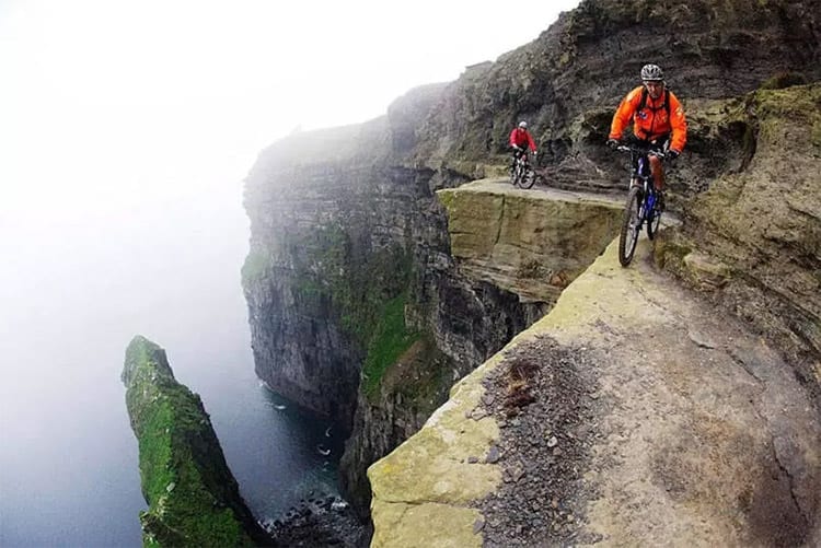 Fietsen langs de Klippen van Moher, Ierland