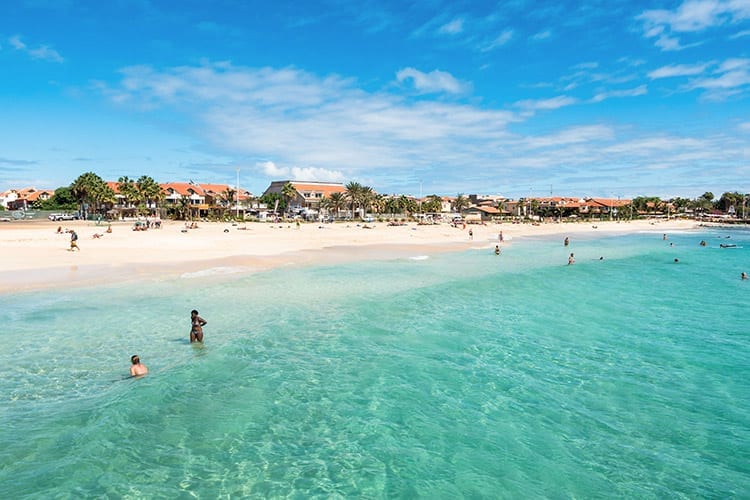 Strand bij Santa Maria, Kaapverdië