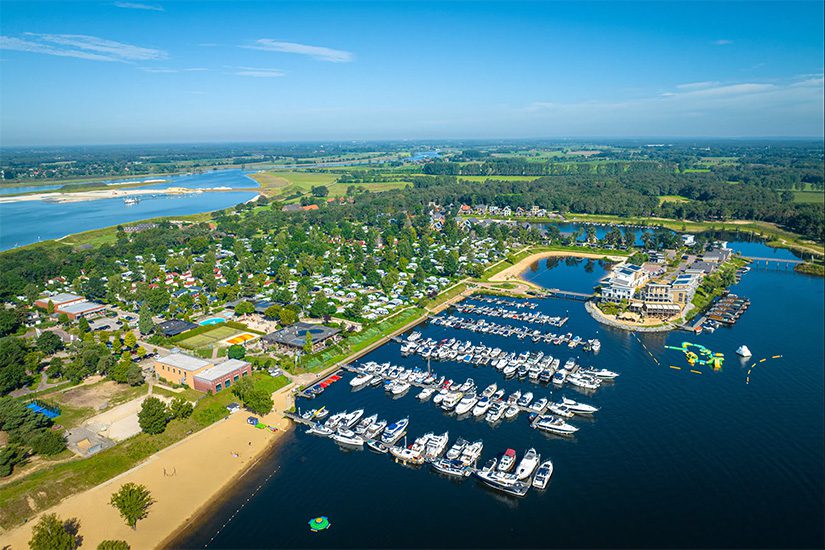 Zwemmeer met waterpark en haven van Leukermeer in Limburg
