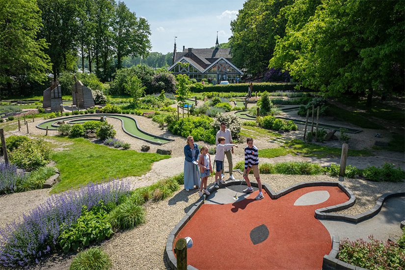Minigolf spelen bij Roompot Klein Vink