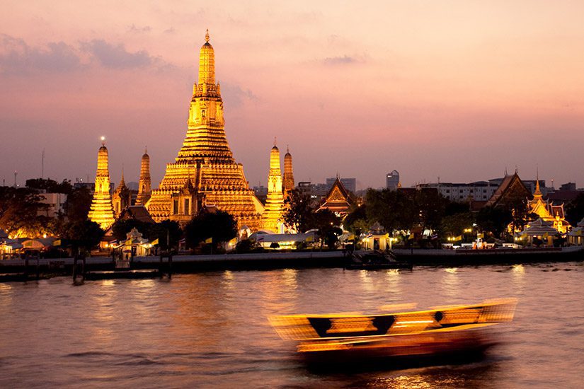 Wat Arun aan de Chao Phraya rivier in Bangkok