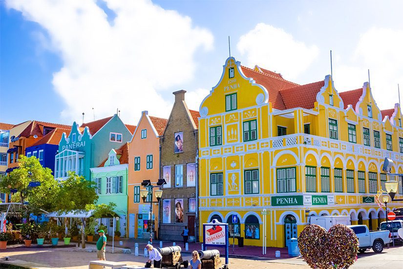 Gekleurde huizen in Willemstad op Curaçao