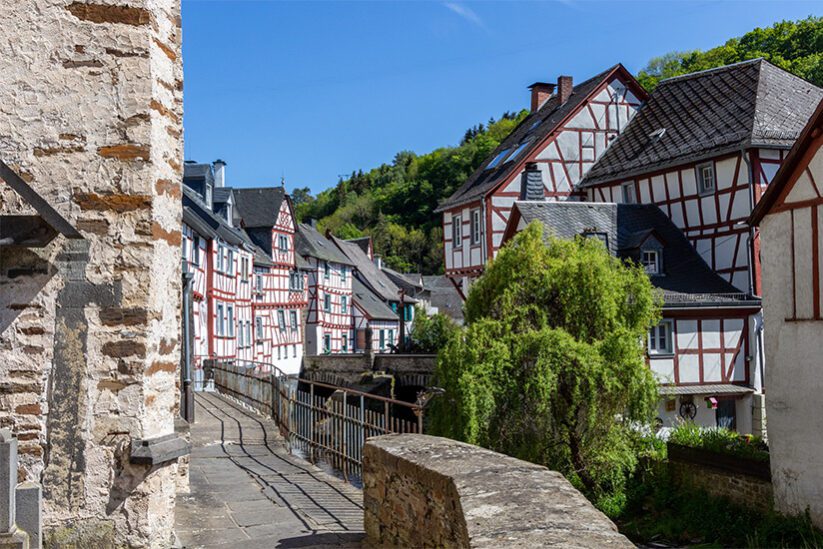 Het schilderachtige Monreal in de Duitse Eifel