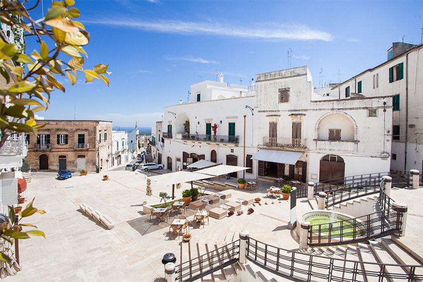 Plein in het witte stadje Ostuni in Puglia