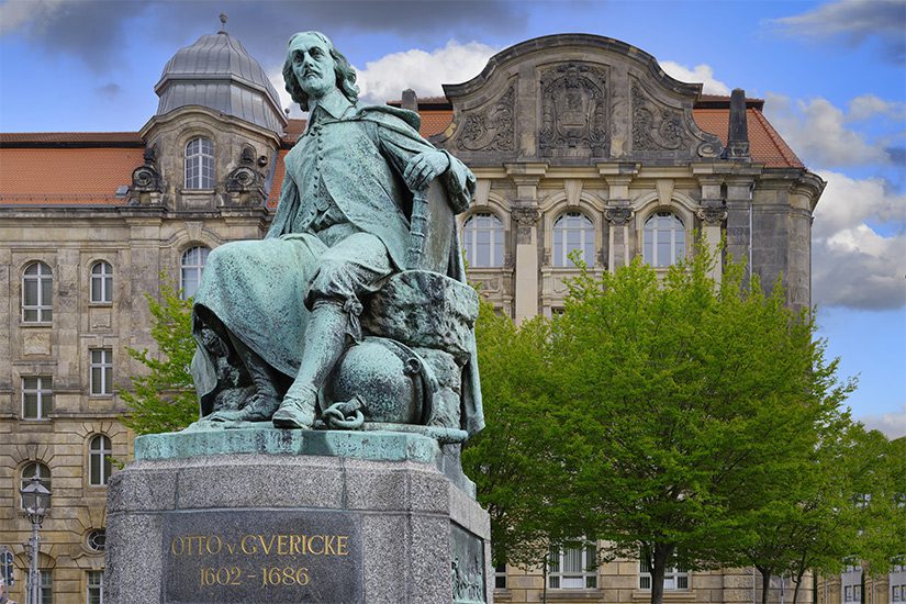 Otto von Guericke Standbeeld
