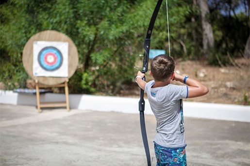 Boogschieten bij het kindvriendelijke Cala Llenya Resort Ibiza