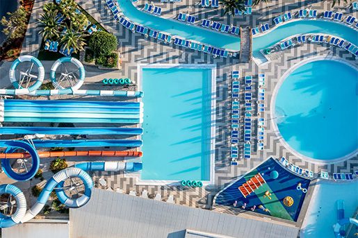 Glijbanen van het waterpark bij Lyttos Beach Hotel