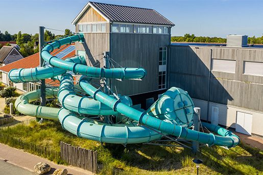 Landal Beach Resort Nieuwvliet-Bad zwemcomplex met glijbaan