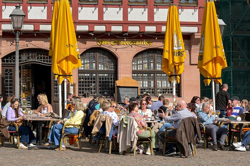 Terras in de oude binnenstad van Frankfurt