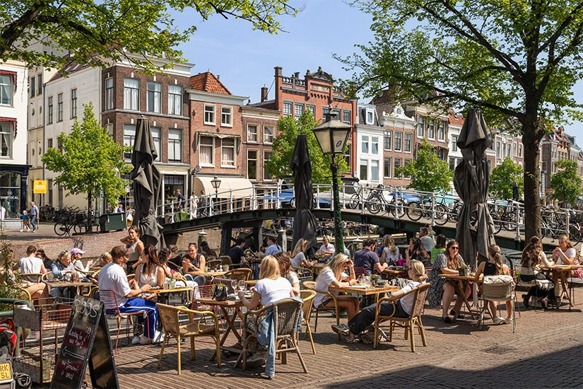 Terras aan de Leidse gracht