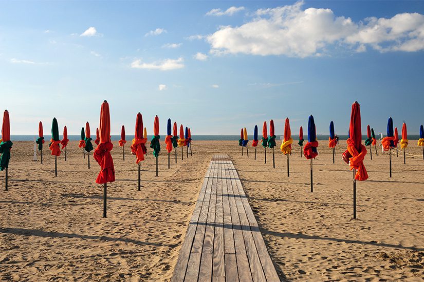 Gekleurde parasols op het strand van Deauville