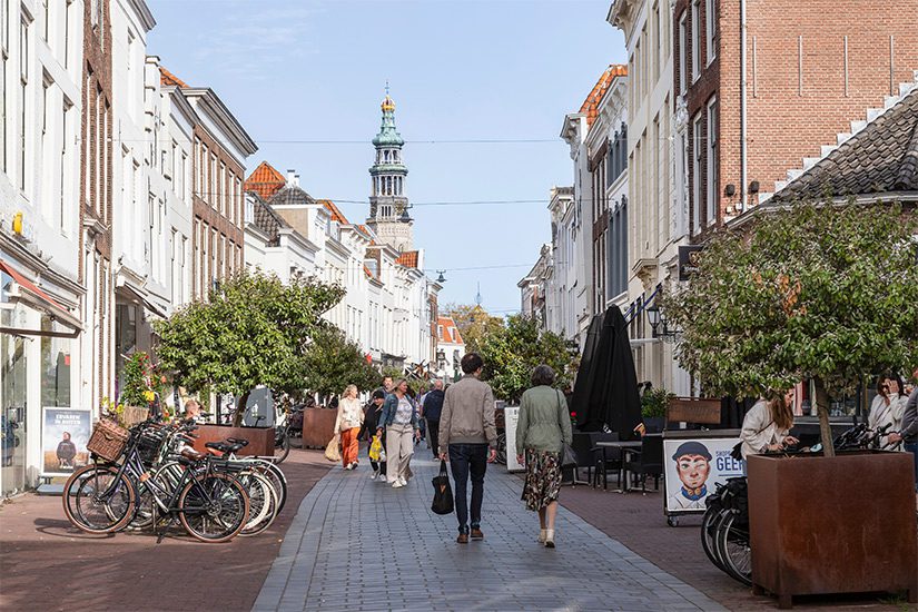 Winkelstraat in Middelburg met Lange Jan op de achtergrond