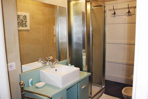 White Lilac Romantic B&B badkamer tweepersoonskamer