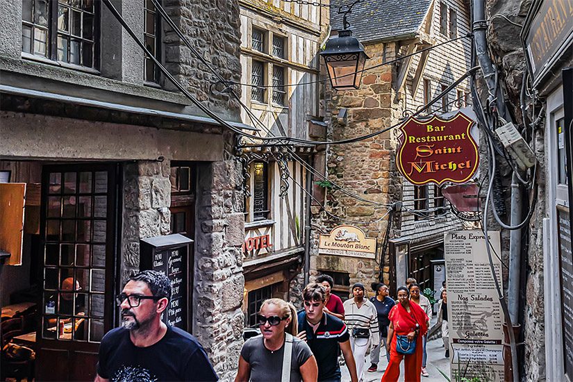Straatje bij de Mont Saint-Michel