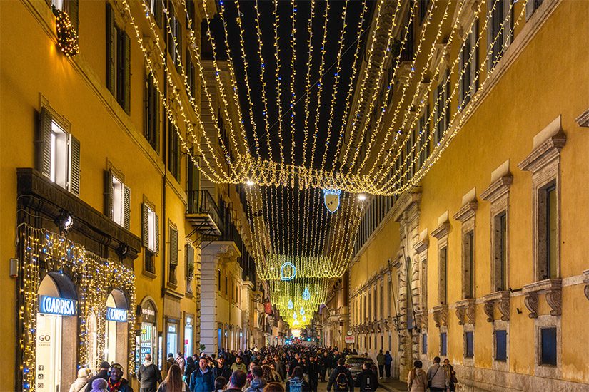 Versierde Via del Corso winkelstraat in Rome